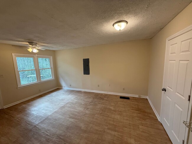 Building Photo - 3 Bedroom 1 Bath on 2 Acres Newnan, Ga