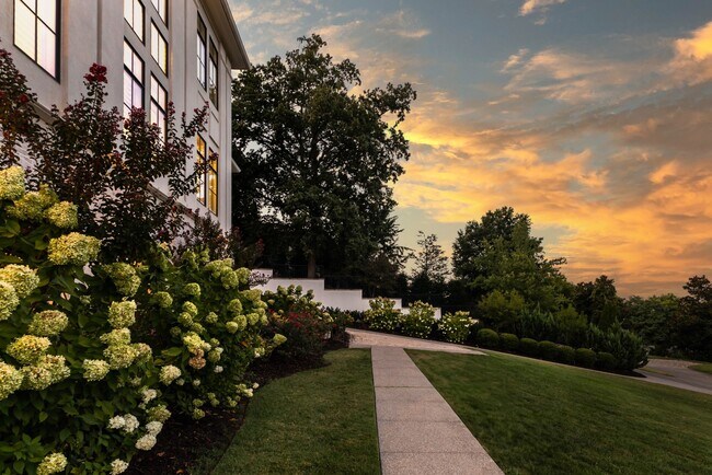 Foto del edificio - 5014 Mountview Pl