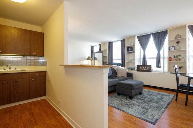 Foto del edificio - 2626 N Lakeview Ave