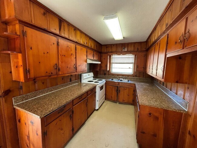 Foto del edificio - Wonderful Home With Lots Of Charm. Located in Seale Alabama!