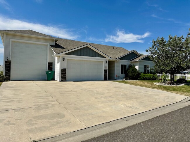 Foto del edificio - $500 OFF MOVE-IN SPECIAL! Beautiful 3 Bed ...