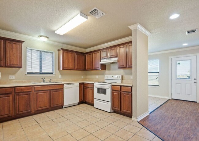 Foto del edificio - Spacious 3 bedroom 2.5 Bath Duplex in Gate...