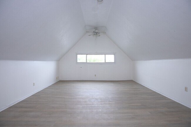 Building Photo - 2119 Lewis Dr