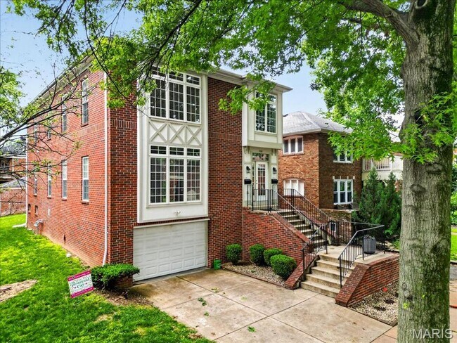 Foto del edificio - Welcome home to this bright and inviting 2-bedroom, 2-bathroom apartment on the second floor at 7...