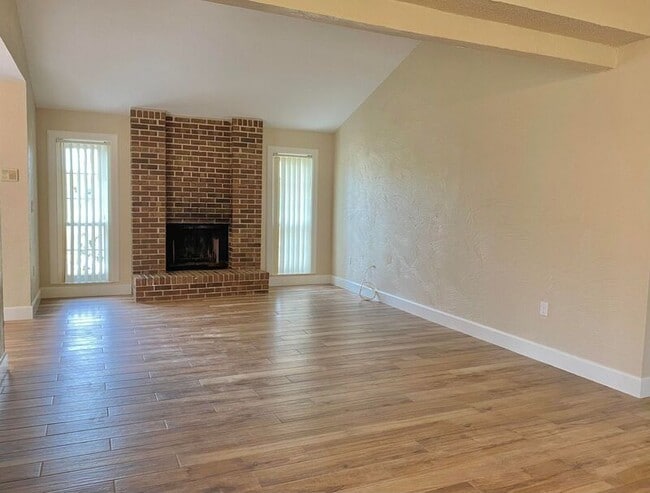 Foto del edificio - 3842 Featherwood Trail