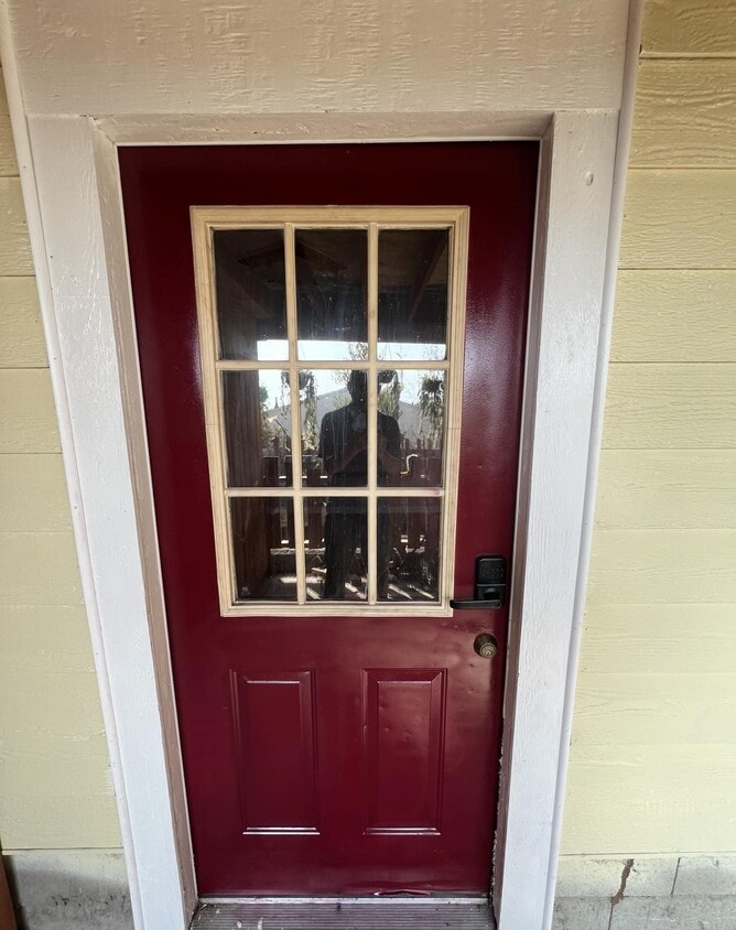 Puerta principal - 2330 Effie St