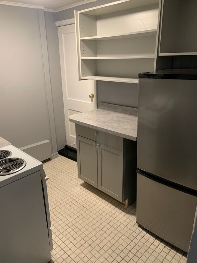 Foto del edificio - Spacious 1-Bedroom Apartment with Parking & Shared Yard — Midtown Kingston