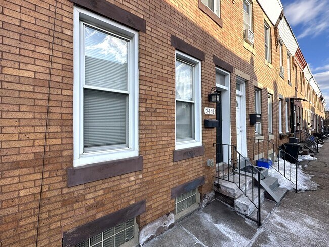 Building Photo - Gorgeous 2-Bedroom Townhome in the Heart of Olde Richmond! Available NOW!