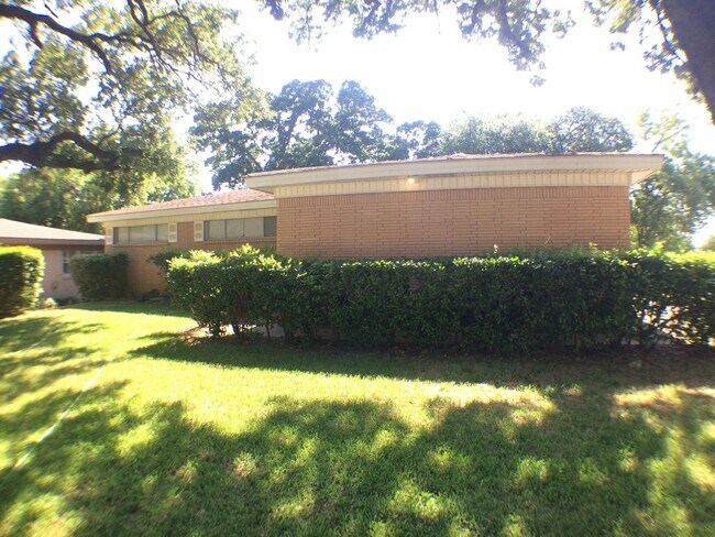 Foto del edificio - Charismatic 3 Bed 2 Bath Home!