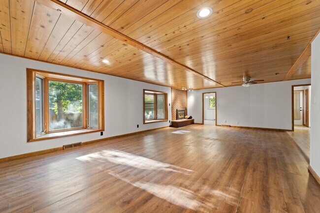 Building Photo - 554 Quentin St