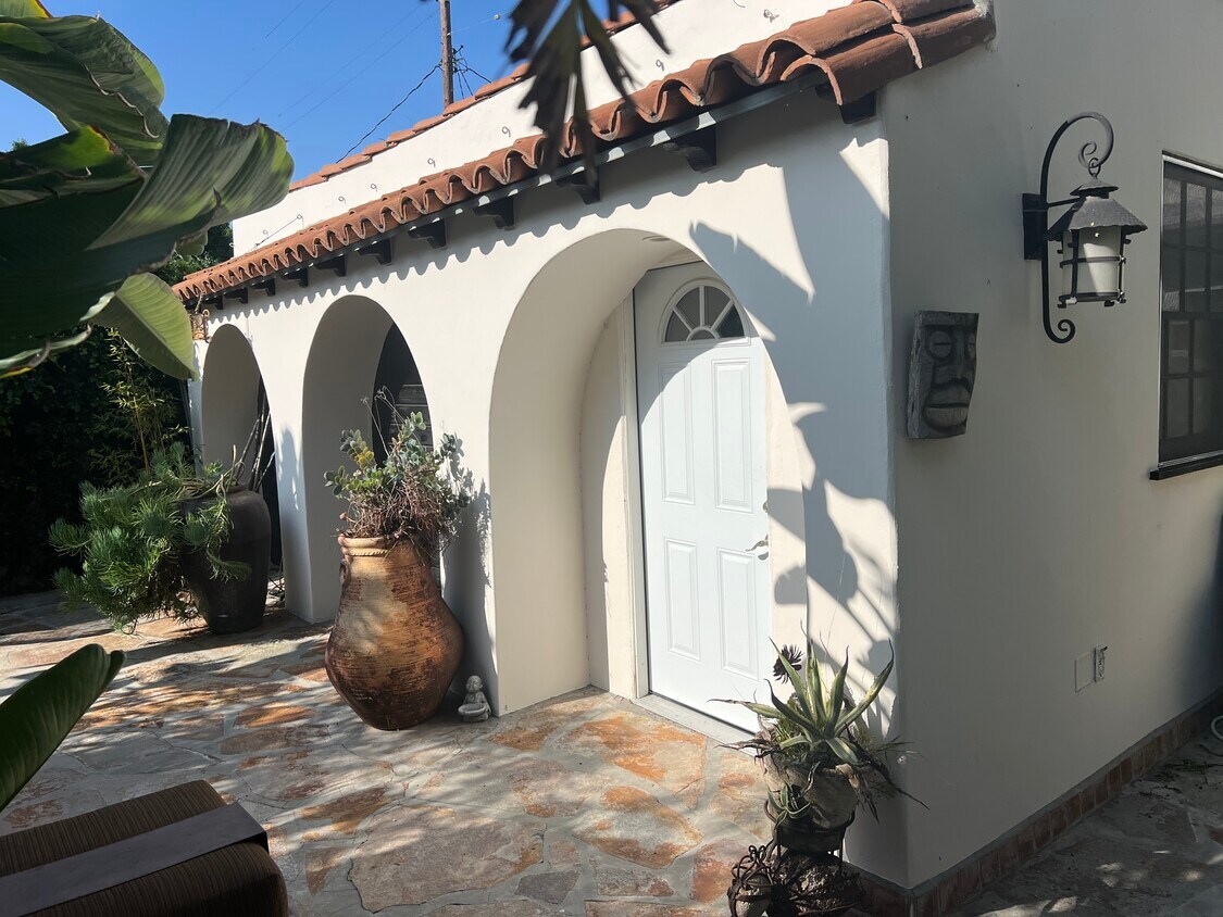 705 Schumacher Dr, Los Angeles, CA 90048 - House Rental in Los Angeles