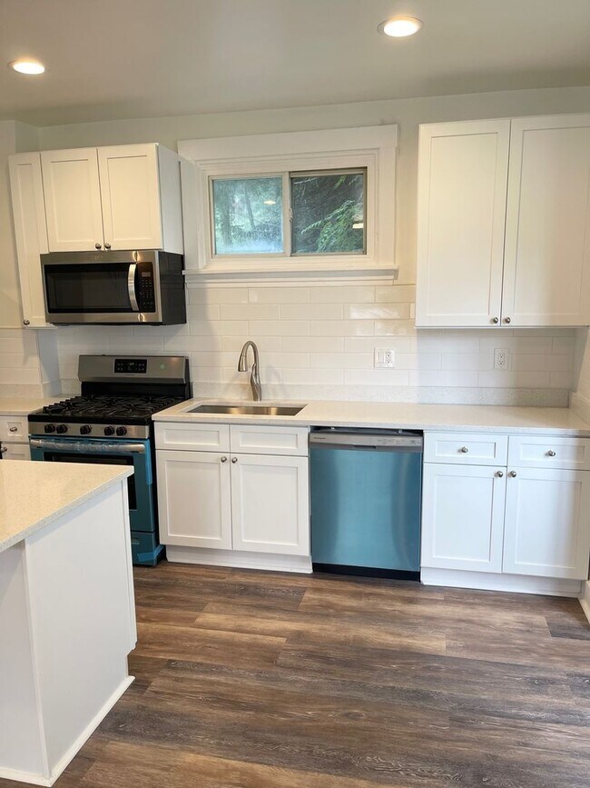 Foto del edificio - Entirely Remodeled 3 Bedroom, 1 Bathroom i...