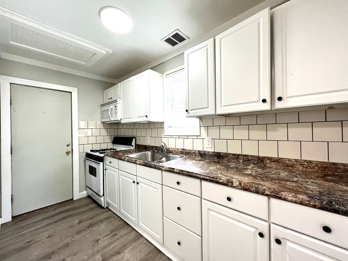 617 E 5th Ave Unit 619 E 5th Ave, Hutchinson, KS 67501 Room for Rent