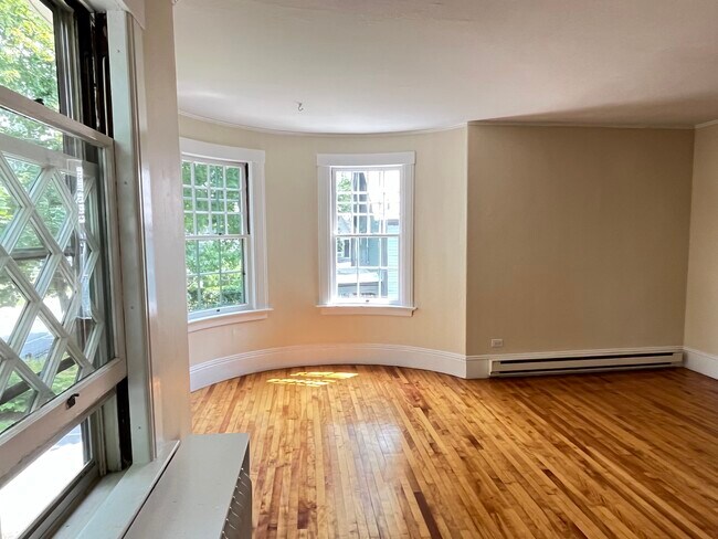 Turret windows in L.R. - 98 High St
