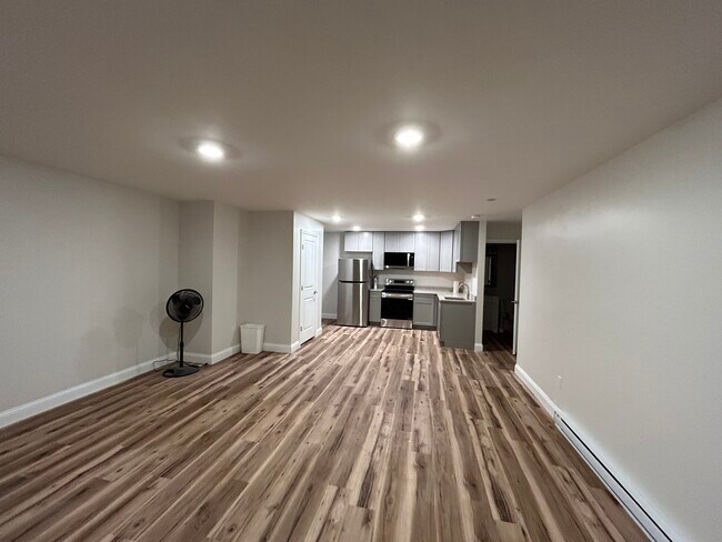 Sala de estar/dormitorio - 376 Colchester Ave