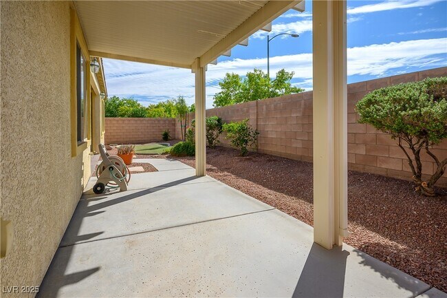 Building Photo - 8133 Chestnut Hollow Ave