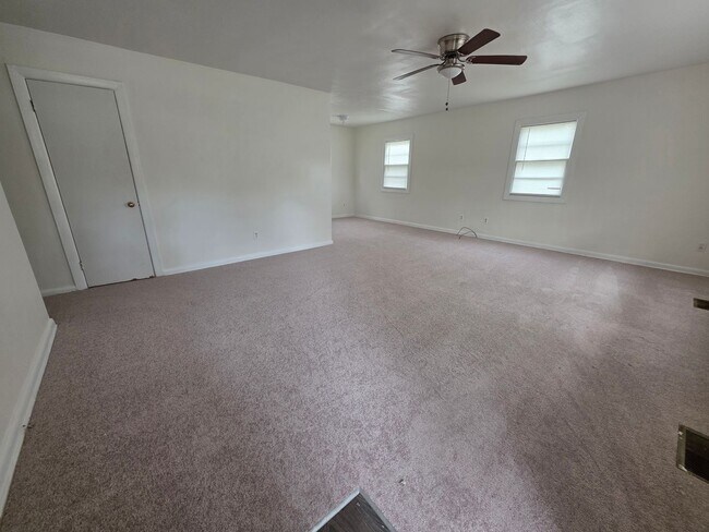 Building Photo - 9 Ambrose Ln