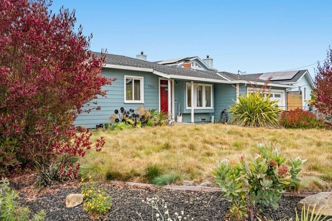 Building Photo - 796 Crespi Dr