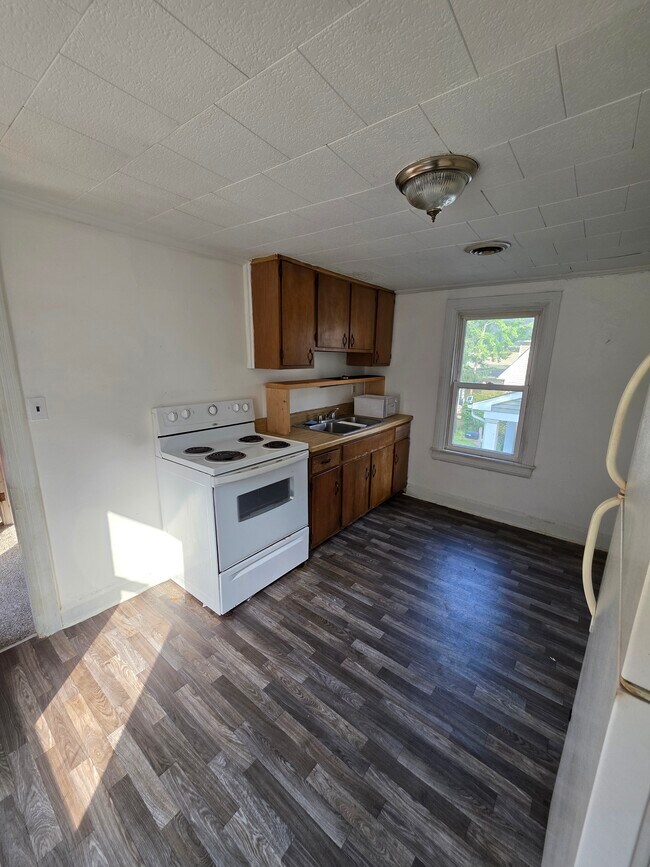 142 Los Altos Lease Flyer - 307 N Governors Ave