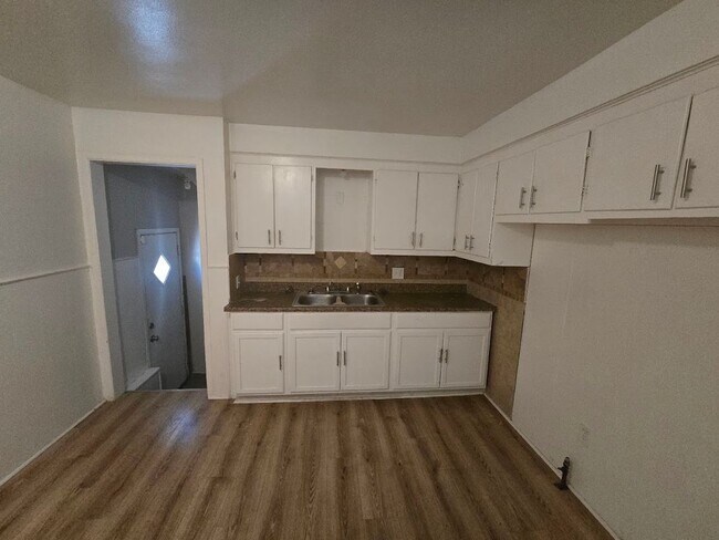 Foto del edificio - 10860 Duprey St