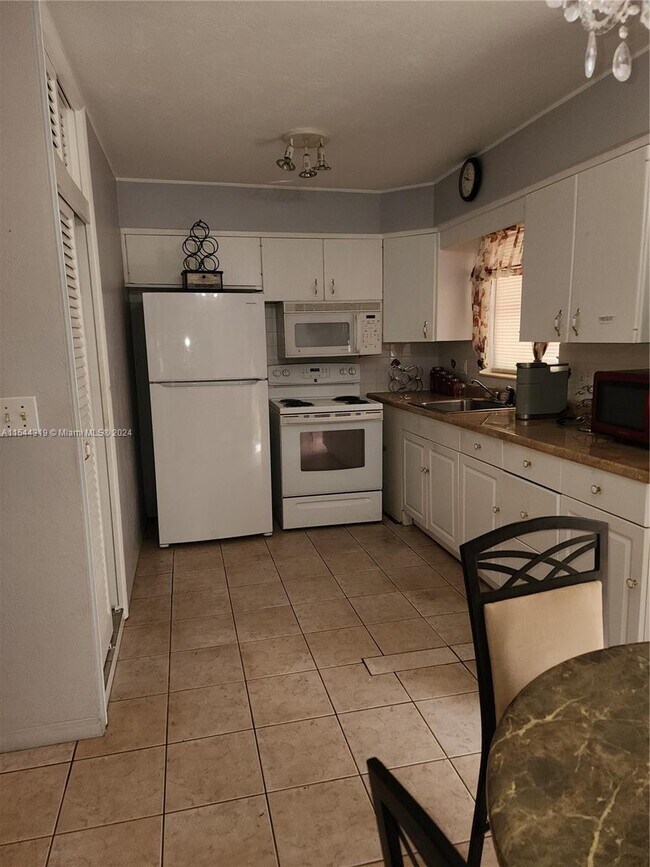 Foto del edificio - 2241 Monroe St