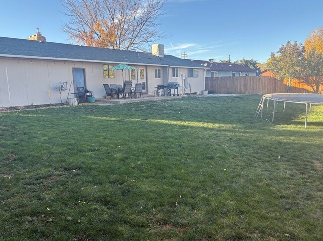 Building Photo - 4 bedroom 2 story home