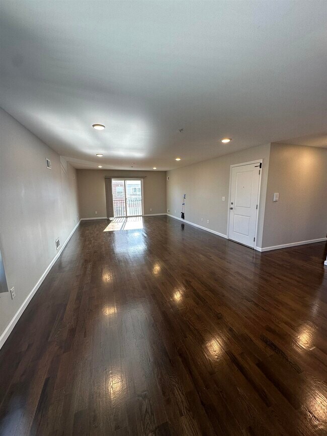 33 Garibaldi Ave, Newark, NJ 07114 Room for Rent in Newark, NJ