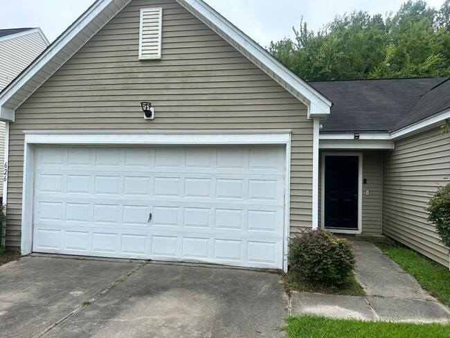 Building Photo - 626 English Oak Cir