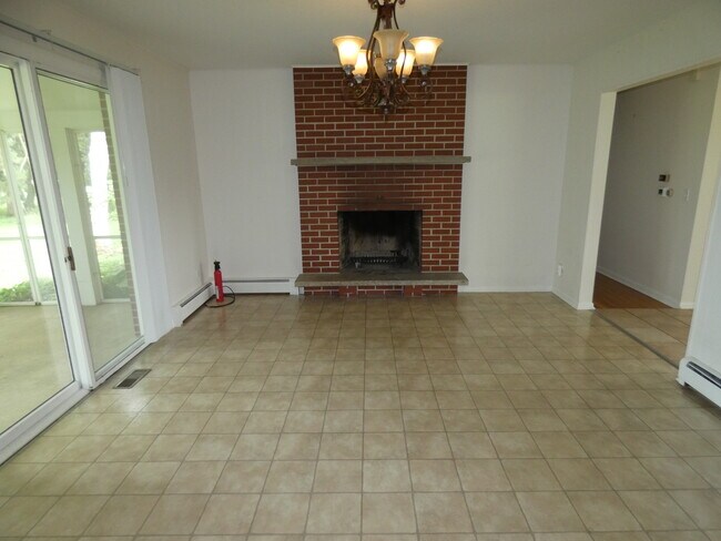 Building Photo - 210B Braeburn Rd