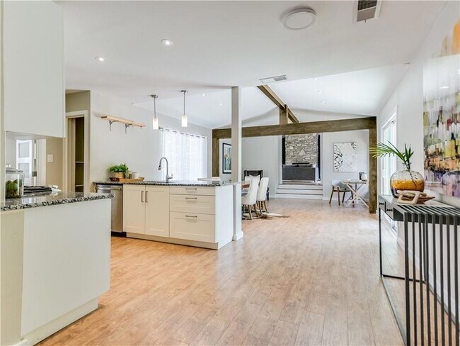 Foto del edificio - 5213 Gladstone Dr