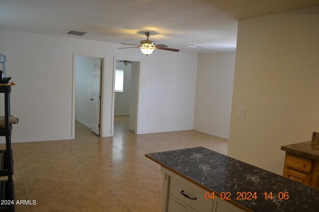Building Photo - 427 E Friar Ave