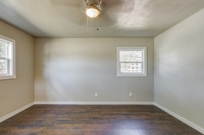 Building Photo - 1702 E 2nd St