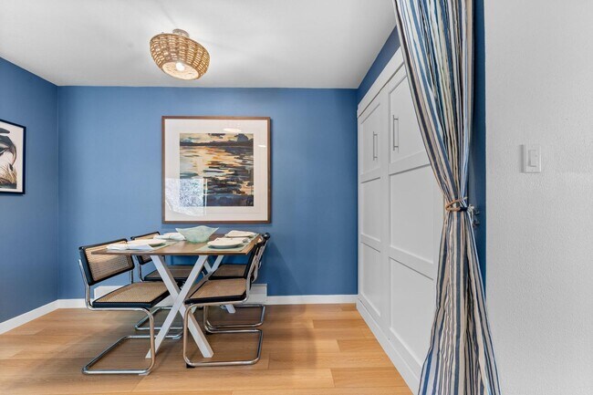 Foto del edificio - Beautifully Updated & Furnished 1 Bedroom in Lake Front Complex!