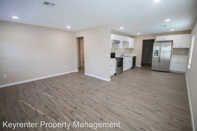 Building Photo - 2 br, 1 bath House - 3150 E Woodrow Pl