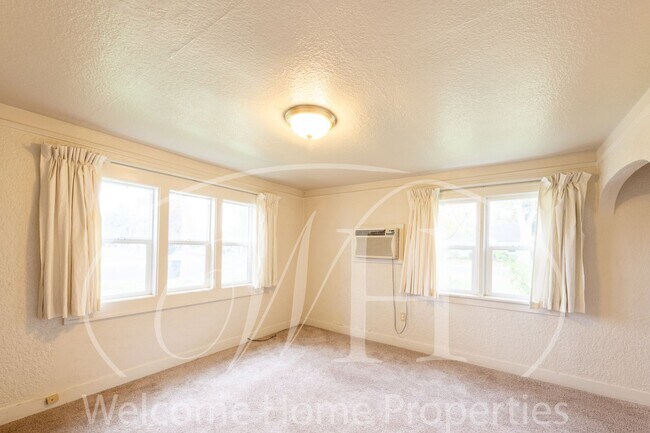 Building Photo - Cozy Home with Storage in Quiet Convenient...