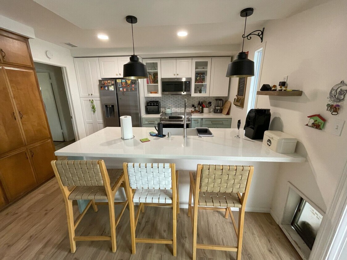 Foto principal - Beautiful single story 3 bedroom w/2 parki...