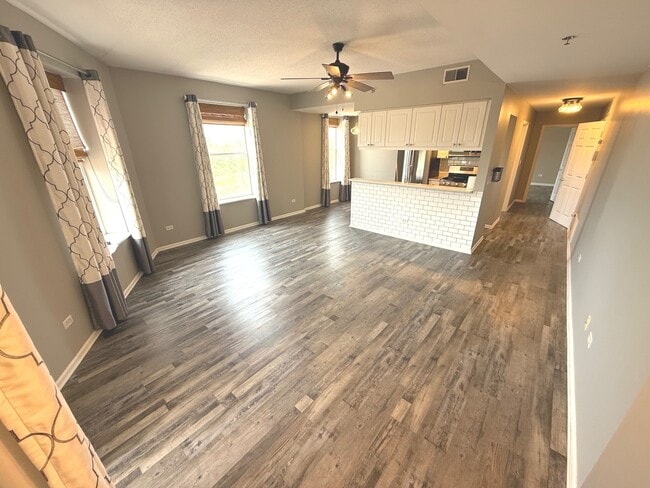 Building Photo - 400 Village Cir