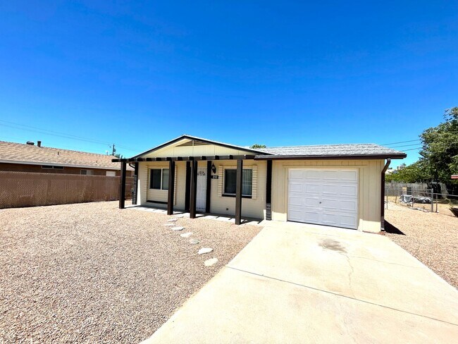 Foto del edificio - Furnished- Cute 2 Bedroom Home with Garage...