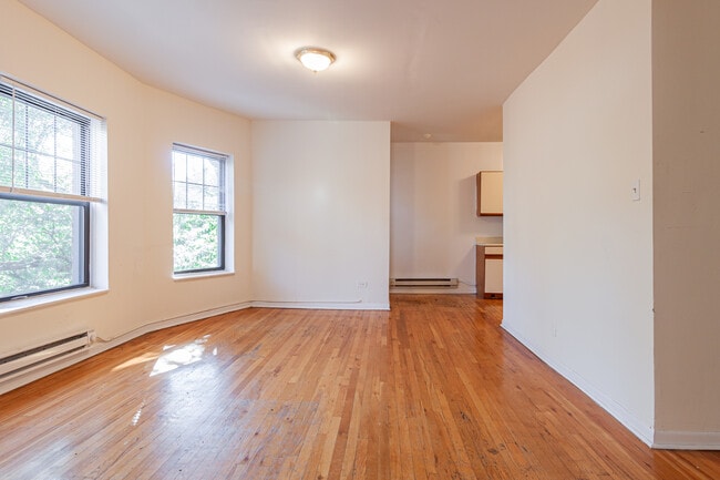 Building Photo - 662 W Cornelia Ave
