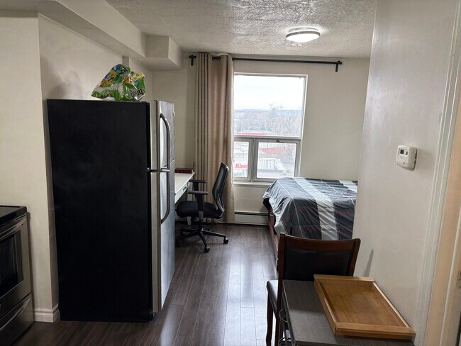 Photo du bâtiment - Bachelor-570 King St W
