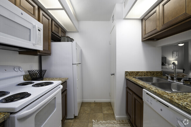 2BR, 2BA - 910SF - Kitchen - The Lenox at Merritt Island