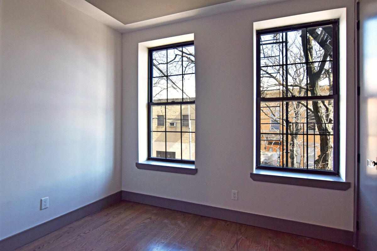 Primary Photo - 1649 Summerfield St