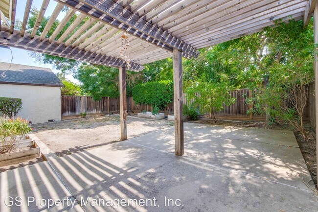 Building Photo - 4 br, 3 bath House - 1472 Cresthaven Lane