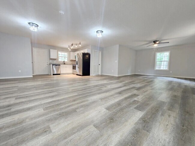 Foto del edificio - Stunning 3-Bedroom All-Brick Home with New Appliances & Large Deck in Kodak, TN