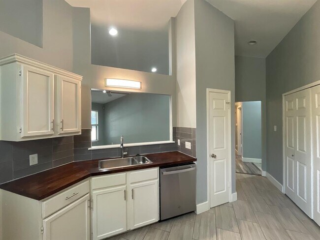 Foto del edificio - 8900 Linton Dr