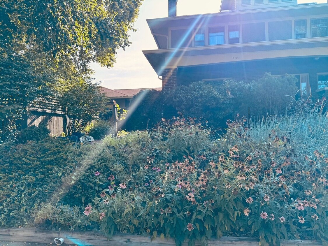 Foto principal - 3 bed 2.5 bath with the perfect blend of c...