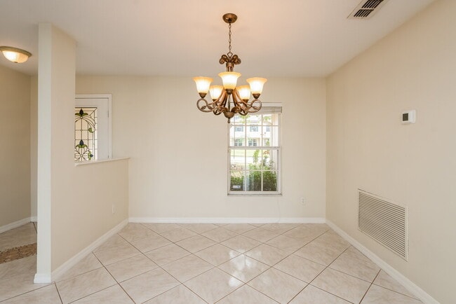 Building Photo - 621 Skyridge Rd