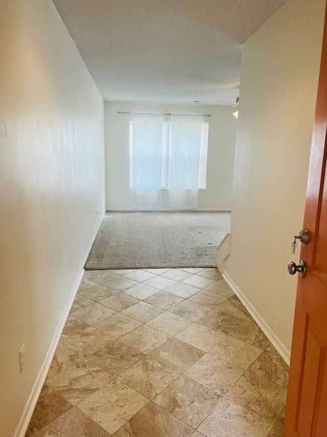 Building Photo - Charming Townhome, Prime Location, Cozy Living