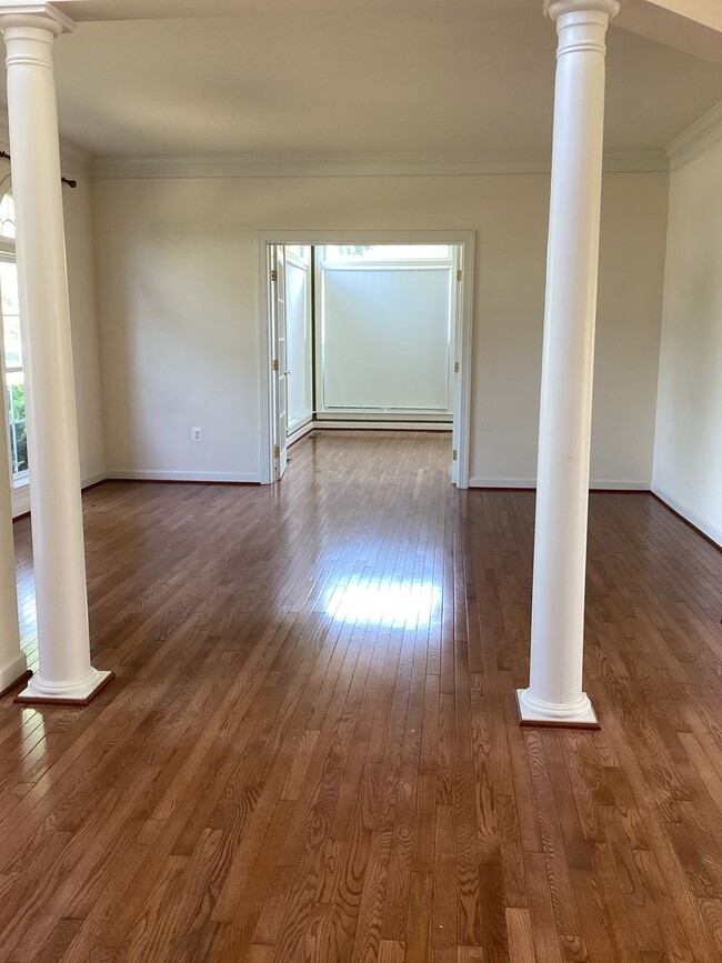 Building Photo - House in Country Club Estates