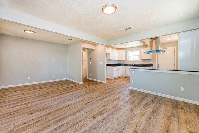 Building Photo - 2 br, 1 bath House - 3309 E Platt Ave